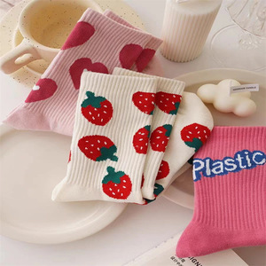 Calcetines de media pantorrilla para mujer, de algodón, con estampado de fresas y letras, estilo holgado, para jóvenes, uso casual. - Product Image 4