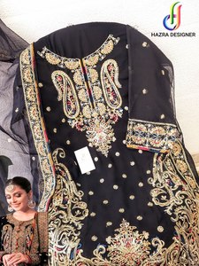 Velours lourd en viscose pure avec broderie lourde avec travail à la main en diamant avec haut en velours à manches et Dupatta - Product Image 5