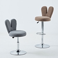 Tabouret de bar pivotant réglable en hauteur avec dossier, en tissu peau de mouton couleur crème, structure métallique moderne et minimaliste, mobilier de bar
