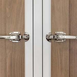 Gabinetes de Cocina Modernos Estilo Shaker con Isla de Madera y Puertas de Vidrio - Product Image 6