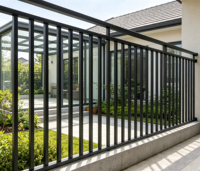 Clôture en acier et aluminium thermolaqué noir avec barres verticales, garde-corps métallique couleur personnalisée pour projet paysager de cour