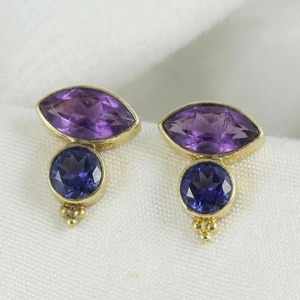 Magnifiques boucles d'oreilles clous en laiton plaqué or avec améthyste et iolite, pour le quotidien, le bureau ou les soirées. - Product Image 2