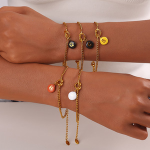 Pulsera de moda con nudo y dije de letra, chapada en oro de 18 quilates, de acero inoxidable para mujer - Product Image 1