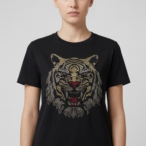 Transfert thermocollant tête de tigre en strass, motif animal rugissant, applique en cristal noir et or pour t-shirts graphiques streetwear audacieux - Product Image 1