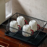 Mug en céramique d'hiver pour réunions familiales, avec motif de deux mains partageant des gaufres aux fruits frais et dessert aux myrtilles, sur table en bois, pour une ambiance chaleureuse à la maison.