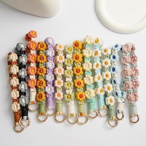 Nouveauté 2026 : Dragonne de téléphone universelle en macramé tressé motif marguerite avec support anneau, chaîne tendance style bohème pour tous les smartphones - Product Image 3