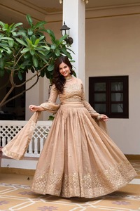 Vente flash : élégant ensemble de lehenga beige brodé avec dupatta, idéal pour les mariages et les occasions traditionnelles, disponible à la vente. - Product Image 3