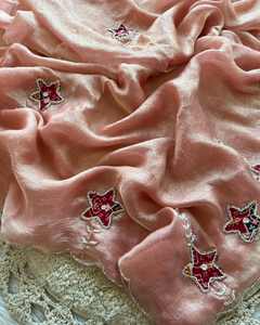 Saree en soie douce avec chemisier imprimé Butta & Border fantaisie pour les occasions de fête - Product Image 1