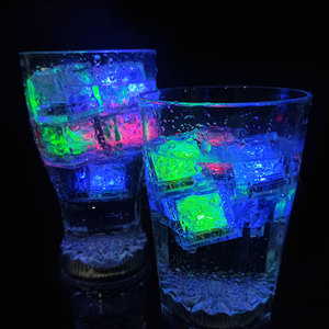Neonglo tái sử dụng Led nhựa Mini Vuông <span class=keywords><strong>ice</strong></span> <span class=keywords><strong>cubes</strong></span> chất lỏng kích hoạt chiếu sáng cho tiệc cưới tốt nghiệp trang trí nội thất ramadan uống - Product Image 2