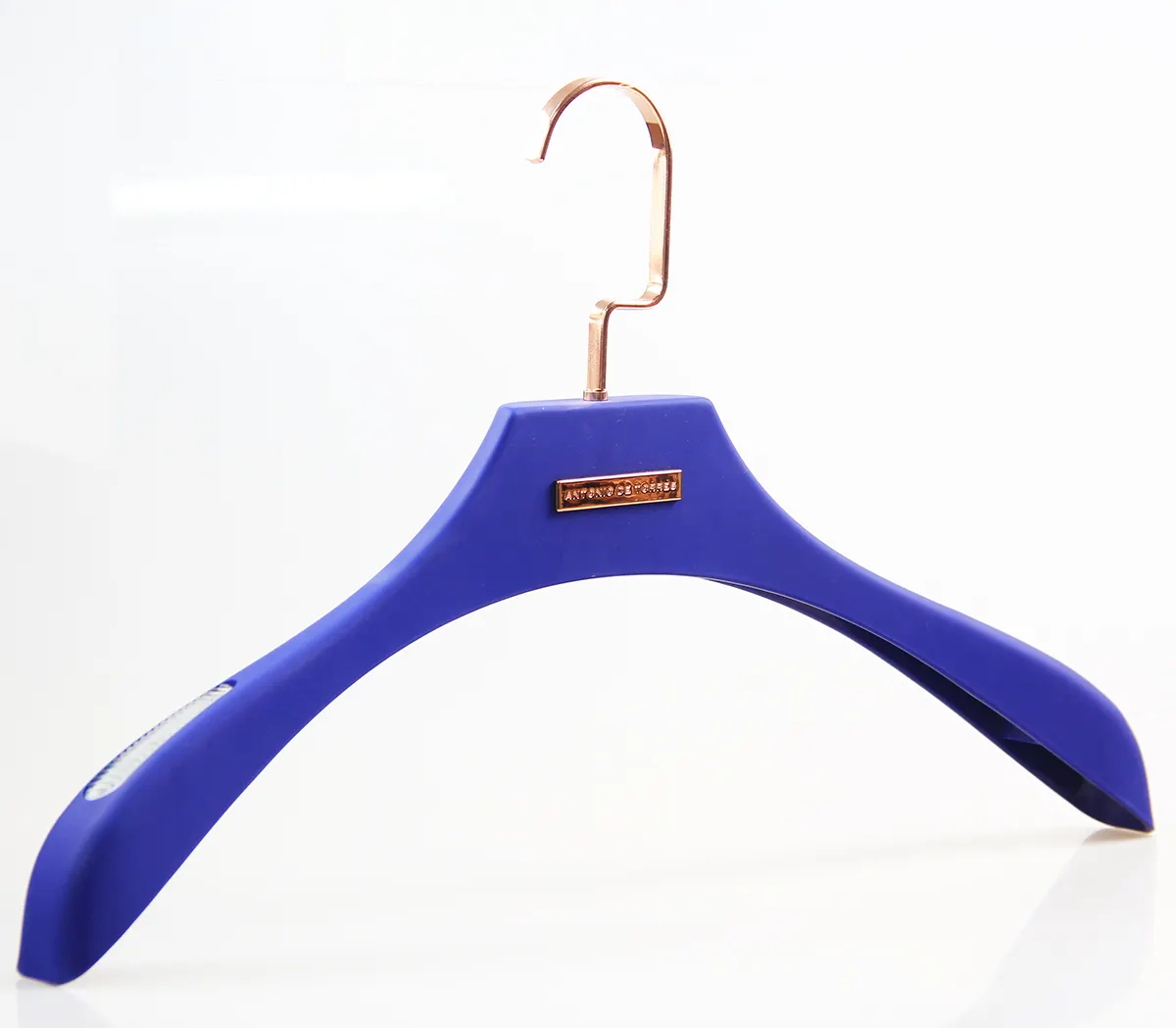YT 2023 bright blue anti-slip rubber coat hanger plastic cloth hanger for shirt and jacket with exquisite metal customized logo