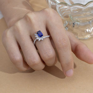 แหวนหมั้นพลอยสีน้ำเงินทรงมรกต รุ่น MSR-1696 จาก Messi Jewelry ทำจากแพลตตินัม - Product Image 5