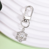 Portachiavi Natalizio con Fiocco di Neve in Cristallo, Perle e Strass, Charm Metallico Invernale Luccicante per Borse da Donna