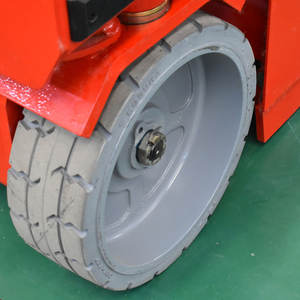 Potente elevador de tijera autopropulsado, batería de larga duración para trabajos de turnos en almacenes - Product Image 3