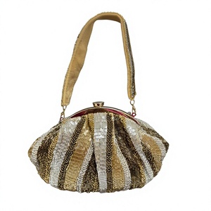 Sac de soirée artisanal en perles et coquillages, pochette métallique or et argent avec bandoulière - Product Image 1
