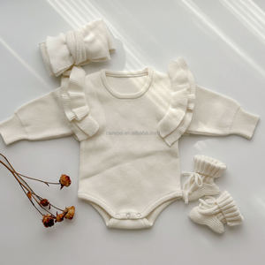 Combinaison en tricot jacquard uni 100% coton extra doux, tenue en tricot avec épaules <span class=keywords><strong>à</strong></span> volants brodés, adorable combinaison pour bébé fille - Product Image 2