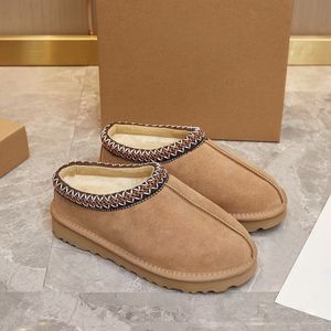 Botas de nieve casuales a la moda de marca personalizada, diseñadas por un diseñador. Plantilla de goma plana con correa elástica de lana para invierno. - Product Image 4