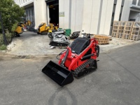Mini-chargeuse compacte T360 pour travaux de terrassement, nivellement de gravier et déneigement sur chantier