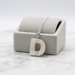 Listo para Enviar: Cuentas <span class=keywords><strong>de</strong></span> Letras <span class=keywords><strong>de</strong></span> Nácar Natural <span class=keywords><strong>de</strong></span> la A a la Z, Cuentas Iniciales del Alfabeto para Suministros <span class=keywords><strong>de</strong></span> Joyería DIY al por Mayor - Product Image 6