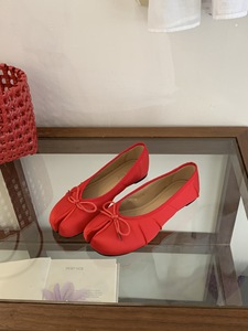 OEM ODM Mocassins pour femmes en satin soyeux à bout Tabi fendu, avec petit nœud, à enfiler, sans talon, légers, antidérapants, silencieux, souples, décontractés pour le quotidien - Product Image 3