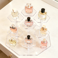 Support d'affichage de parfum en acrylique personnalisé, présentoir cosmétique multi-niveaux avec design hexagonal transparent pour comptoir de magasin de détail