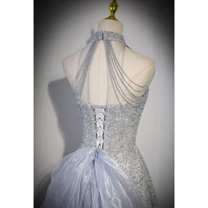 رداء طويل عالي الجودة فضي بدون أكمام عاري الكتفين مع قطار طويل مطرز بالخرز الكريستال رقبة رقبة رسمية للحفلات الموسيقية - Product Image 5