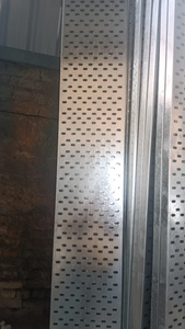 Bandeja Portacables de Aluminio de 2.5mm de Espesor, Perforada, para Gestión de Cables, Instalación Industrial - Product Image 4