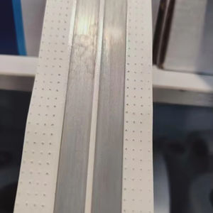 Bande de papier d'angle en métal flexible Perle de protection de coin en acier galvanisé à face de papier en aluminium - Product Image 1