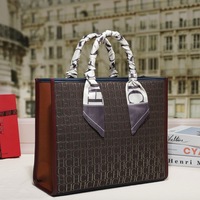 Tas Tote Wanita Bergaya Baru Merek Terkenal Kapasitas Besar Gaya Desainer Mewah Fashion Elegan Tas Tangan Modis untuk Belanja dan Sehari-hari