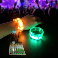 Bracelet LED RVB en silicone à changement de couleur, contrôlé par DMX, 4 pièces, à piles, pour Pâques, Nouvel An, Poisson d'avril - Vente en gros