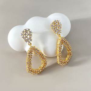 Pendientes brillantes de lujo exagerados, de latón para mujer, chapados en oro de 18 quilates - Product Image 2