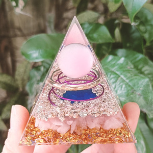 Pyramide en résine époxy avec cristaux, ornement de bureau, décoration d'aquarium, cadeau, nouveau cristal rose œil de chat - Product Image 1