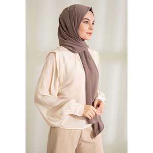 ผ้าคลุมศีรษะเมดินา ซิลค์ ชาล สีมิงค์เข้ม ผ้าพันคอผู้หญิงทรงยาว ดีไซน์หรูหรา เนื้อผ้านุ่ม น้ำหนักเบา แฟชั่นสุดหรู - Product Image 2