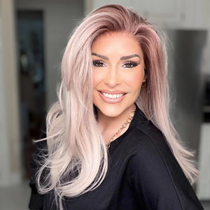 Peluca de encaje frontal rubia melocotón rosa de alta calidad con capas suaves naturales y fibra resistente al calor para gorros pequeños - Product Image 1