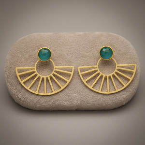 Nouvelles boucles d'oreilles demi-roue dorées avec pierres de calcédoine bleu clair, boucles d'oreilles en laiton faites à la main - Product Image 2