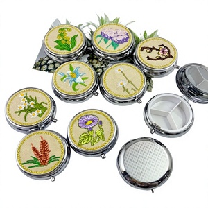 Caja de Almacenamiento de Joyas de Metal con Tres Compartimentos Circulares, Diseño Vintage y Elegante, con Cierre de Hebilla, Diseño de Plantas y Animales - Product Image 1