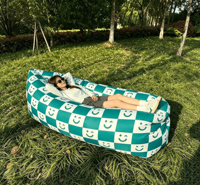 Canapé gonflable moderne bleu et blanc à carreaux - Portable, pliable, sans pompe, idéal pour le camping, la plage et les pique-niques en plein air