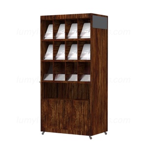 Armoires de présentation de luxe en bois massif avec crochets latéraux et roulettes inférieures pour l'affichage de costumes et de chemises en magasin de vêtements - Product Image 6