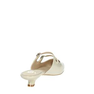 รองเท้าส้นเตี้ยแบบสวมสำหรับผู้หญิง รุ่น G020 สีดำ ยี่ห้อ Gold & Gold หัวแหลม ส้นเตี้ย - Product Image 3