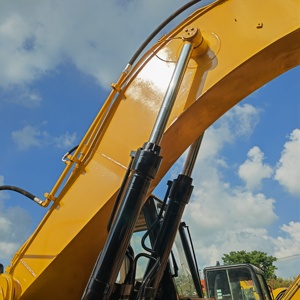 Excavatrice sur chenilles hydraulique CAT 330BL d'occasion de haute qualité, 33 tonnes, Caterpillar 330BL d'origine, pour carrière et travaux de terrassement lourds - Product Image 1