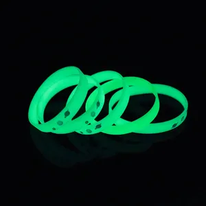 Özelleştirilmiş Glow koyu kabartmalı Debossed silikon bileklik ile Logo bilek bandı aydınlık kauçuk bilezikler basketbol bileklik