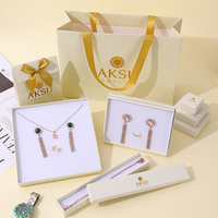 Collection d'emballages cadeaux pour bijoux A1 en ivoire avec ruban doré, sacs de shopping, étuis longs, boîtes carrées et inserts de présentation