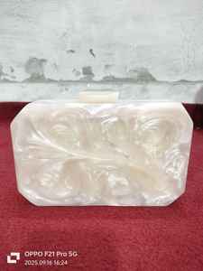 Embrayage de boîte en silicone fait à la main avec chaîne détachable Finition rigide brillante sur mesure Sacs-cadeaux de fêtes durables écologiques - Product Image 2