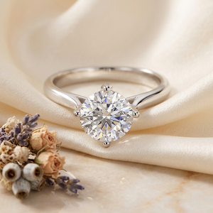 Anillo de Compromiso Clásico para Mujer en Plata 925 con Moissanita, Corte Brillante Redondo, Engaste de Garras - Product Image 5