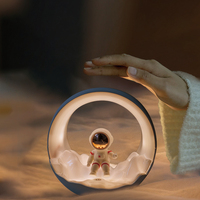 Veilleuse LED Astronaute Lune – Cadeau Créatif, Lampe Décorative pour Chambre, Compagnon de Sommeil pour Enfants et Bébés, Lampe Chaude Mignonne pour Chambre d'Enfant