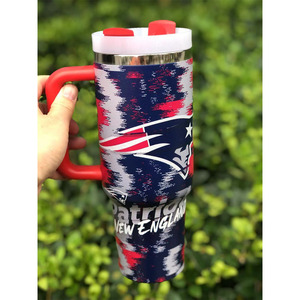 Tazze Personalizzate da 40oz in Acciaio Inox con Stampa Patriottica, Bicchieri della Squadra di Football della New England con Manico - Product Image 1