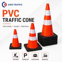 Cône de signalisation Aiko en PVC durable avec colliers réfléchissants prismatiques haute intensité, protection IP55, base carrée empilable pour usage extérieur routier