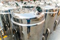 Réservoir de stockage de liquides cosmétiques vertical en acier inoxydable sanitaire 304 316L à capacité personnalisée