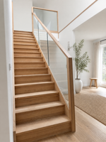 Escalier intérieur en bois droit avec balustrade en verre, marches en bois, design moderne pour l'intérieur de la maison