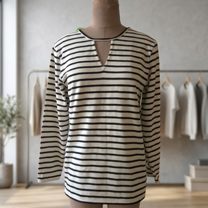 Camiseta de Mujer a Rayas Blancas y Negras, Cuello en V, Manga Larga, Informal, Mezcla de Algodón, Color Sólido, Diseño Minimalista - Product Image 3