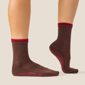 Calcetines Antideslizantes al por Mayor OEM ODM de Marca Privada con Logotipo Personalizado, Puntos de Silicona en Toda la Suela, Mezcla de Algodón, Rayas, Tipo Crew - Product Image 2